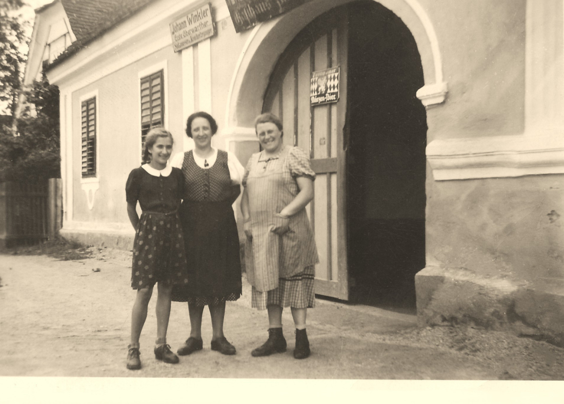 Gruppe vor dem Gasthaus Kantor "Goldener Stern" (OW 317 / Grazerstraße 44) - Reindl
