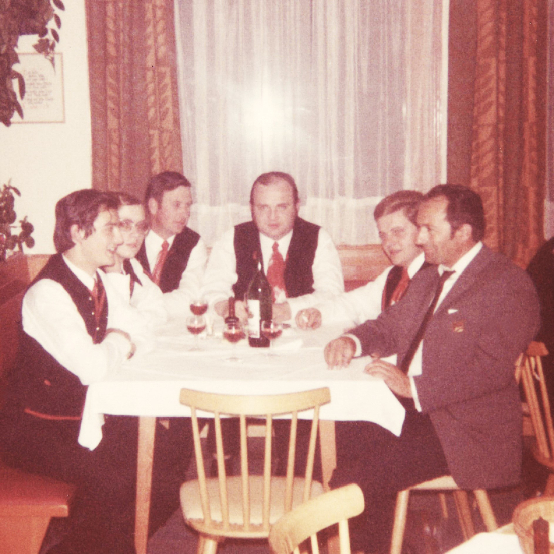 Stadtkapelle: gemütliche Runde im Zuge der Teilnahme beim Landesmusikfest in Meran 1972 - Vörösmarty/Schuh/Csencsics/Wertner/Draschkowitz/Ladovic