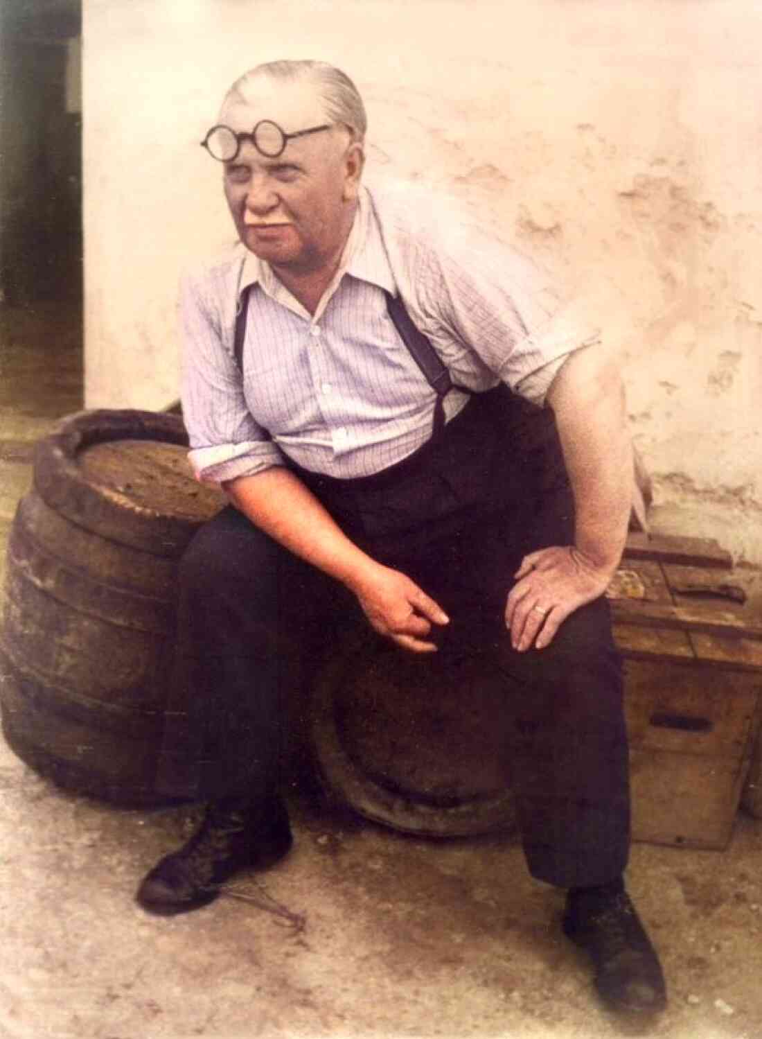 Gasthof Neubauer: Johann Neubauer (*1893/+1981): kleine Pause auf den Bierfässern im Hof - Wienerstraße 35