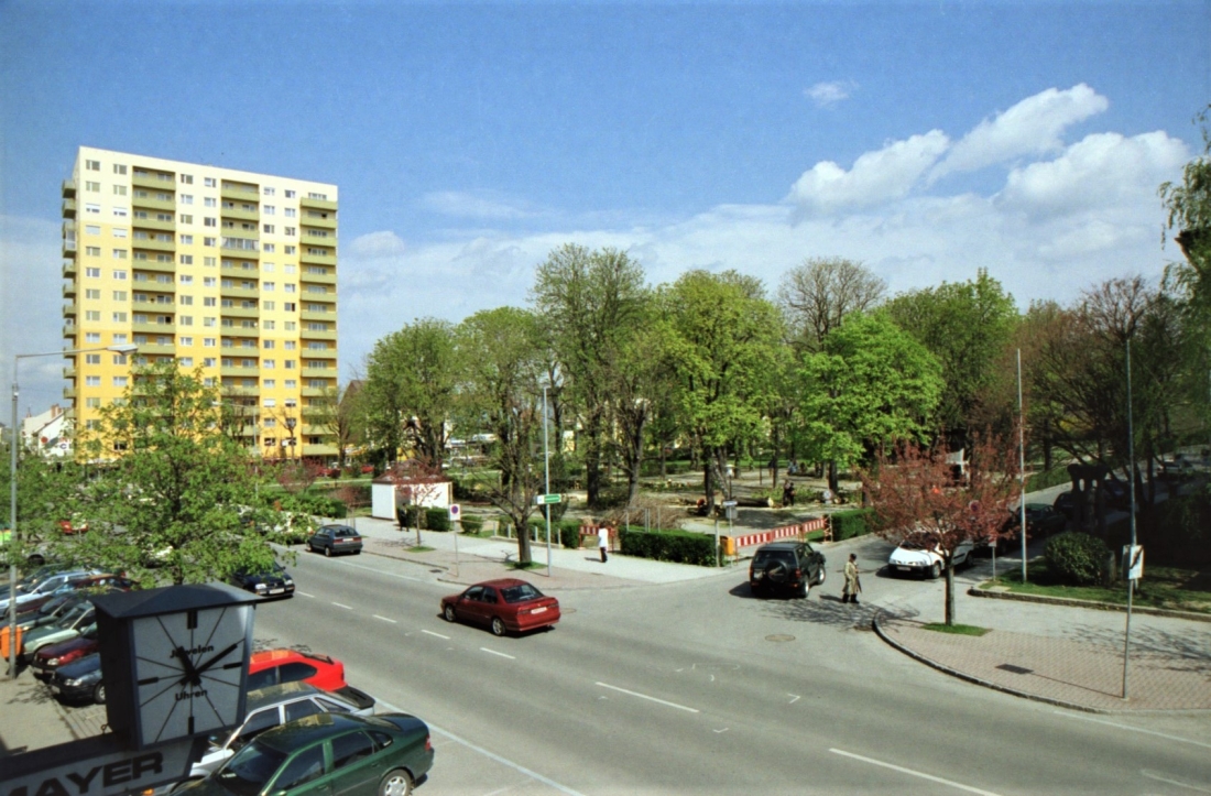 Stadtpark (mit Hochhaus) während der ersten Schlägerungen zur Umwandlung in den sogenannten "Kulturpark"