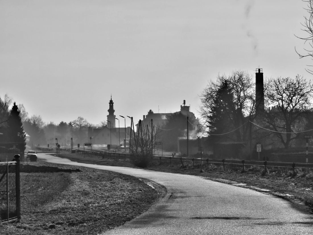 Nebeliger Blick entlang der Richard Wagnergasse auf den Bahnhof - im Hintergrund die kath. Kirche