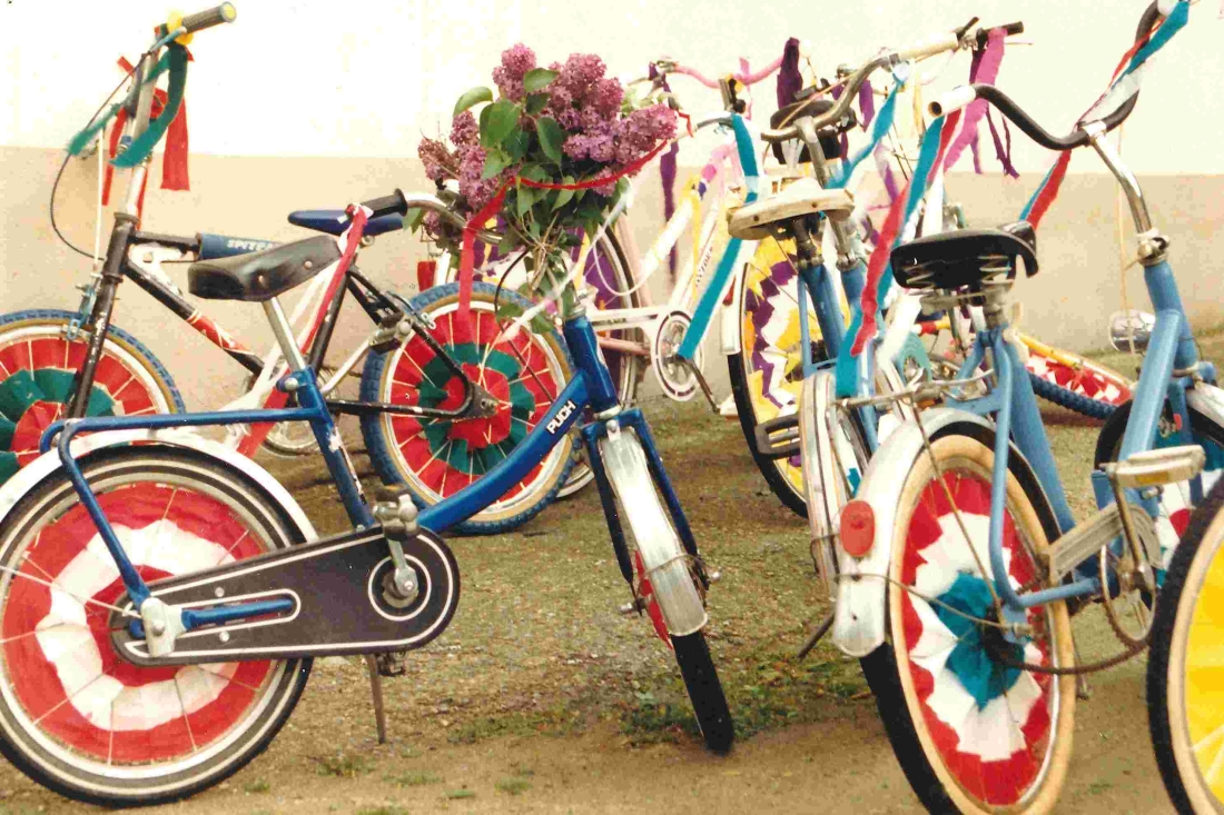 Schön geschmückte Fahrräder bereit zum Marsch der Stadtkapelle und der Feuerwehr am 1. Mai