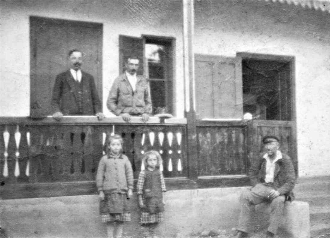 Herr Josef Hegedüs (Bildmitte) mit den Töchtern Julia und Isabella vor dem Haus Mondgasse 3