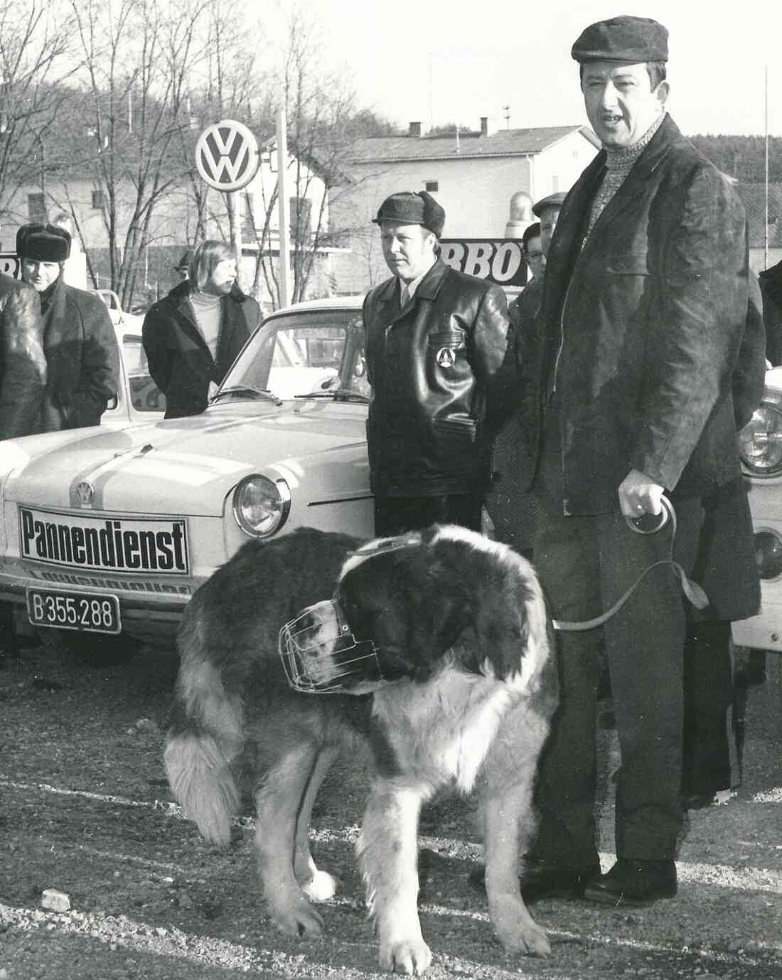 ARBÖ: Übernahme eines VW-Pannenfahrzeugs - auch Weiße Bernhardiner genannt - durch Michael Hadl