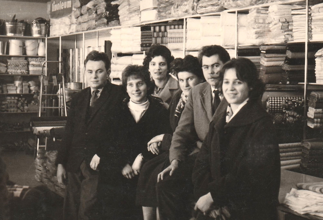 Forum (Konsum): MitarbeiterInnen der 1. Stunde in der Meterwarenabteilung (Fürst/Gutleben/Baumgartner/Ritter/Fink/Schmied)