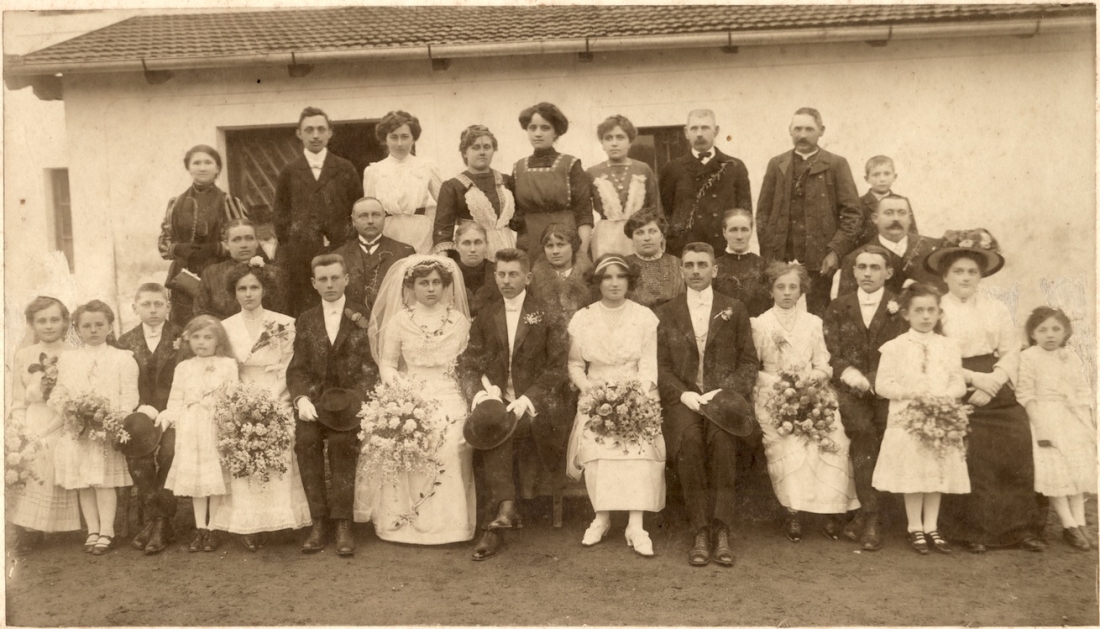 Hochzeit von Müllerstochter Theresia Pelzmann (*1894/+1989) und Lehrer Johann Bruckner (*1889/+1981): die Hochzeitsgesellschaft