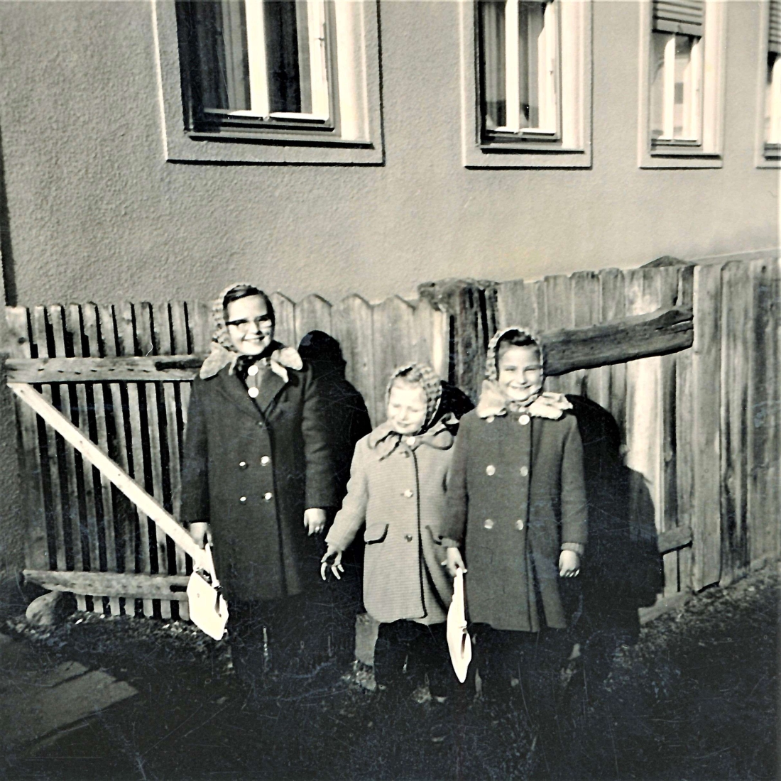 Die Schwestern Böcskör vor dem Haus OW 501 / Graf Erdödystraße 44