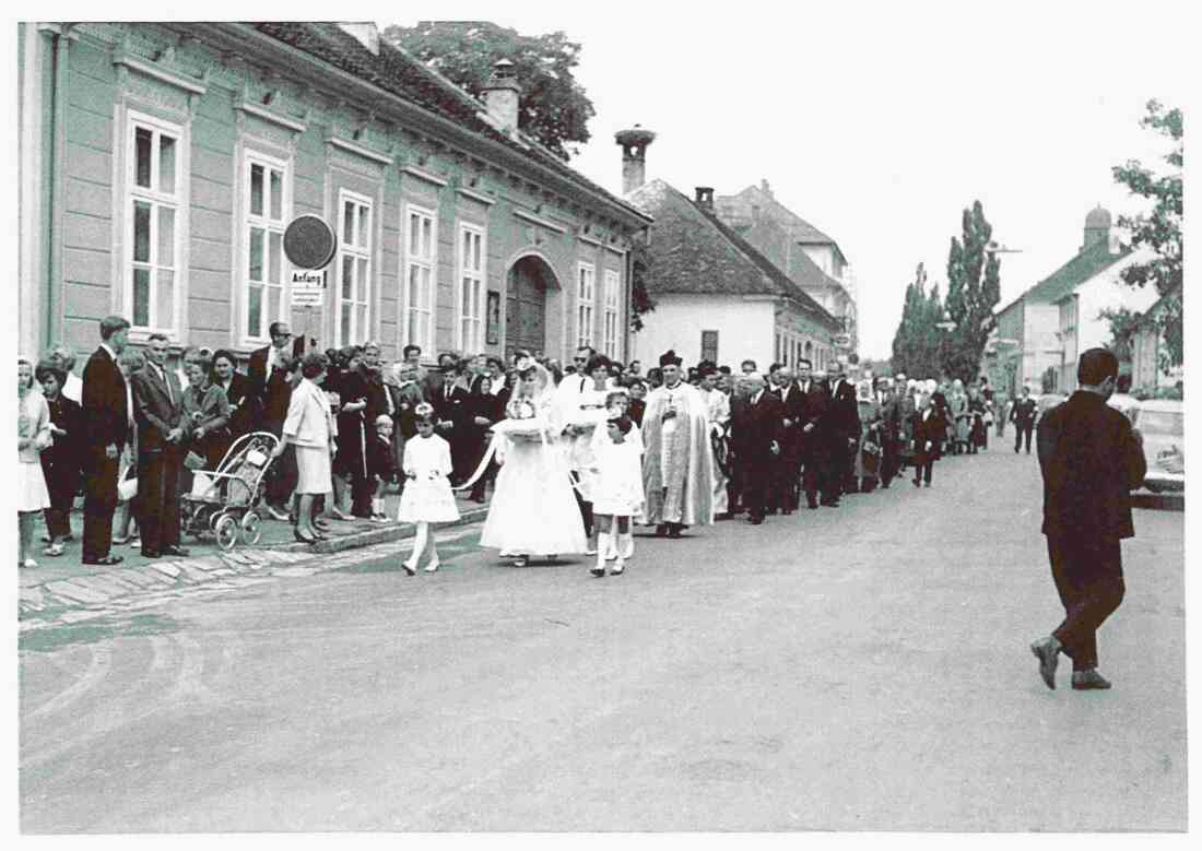 Röm. kath. Pfarre: Primiz von Julius Dirnbeck: der festliche Zug auf dem Weg vom Hauptplatz zur Kirche vor dem Haus Steinamangererstraße 10 (früher in jüdischem Besitz)