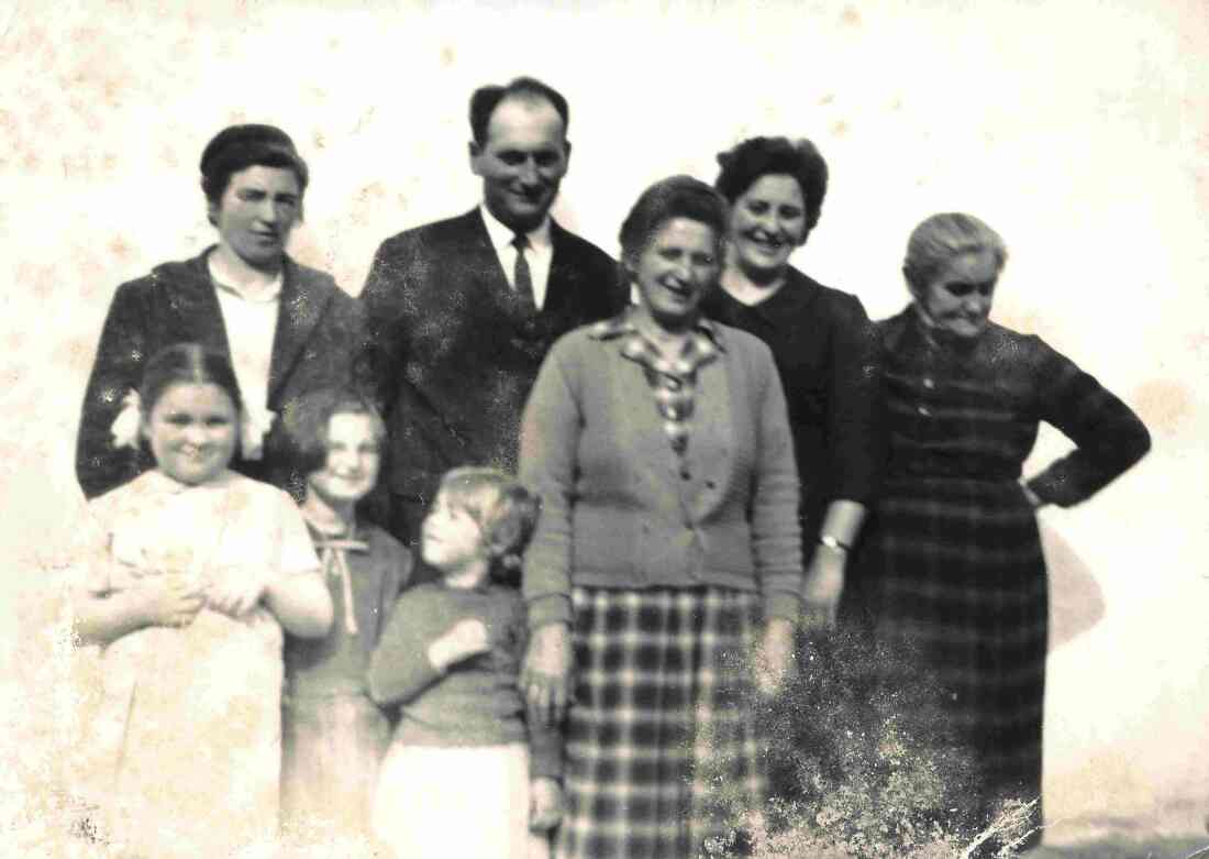 Familien-Gruppenfoto zu Ostern 1966 - Csifkovits/Gangoly/Gamauf/Imre/Fülöp/Pall