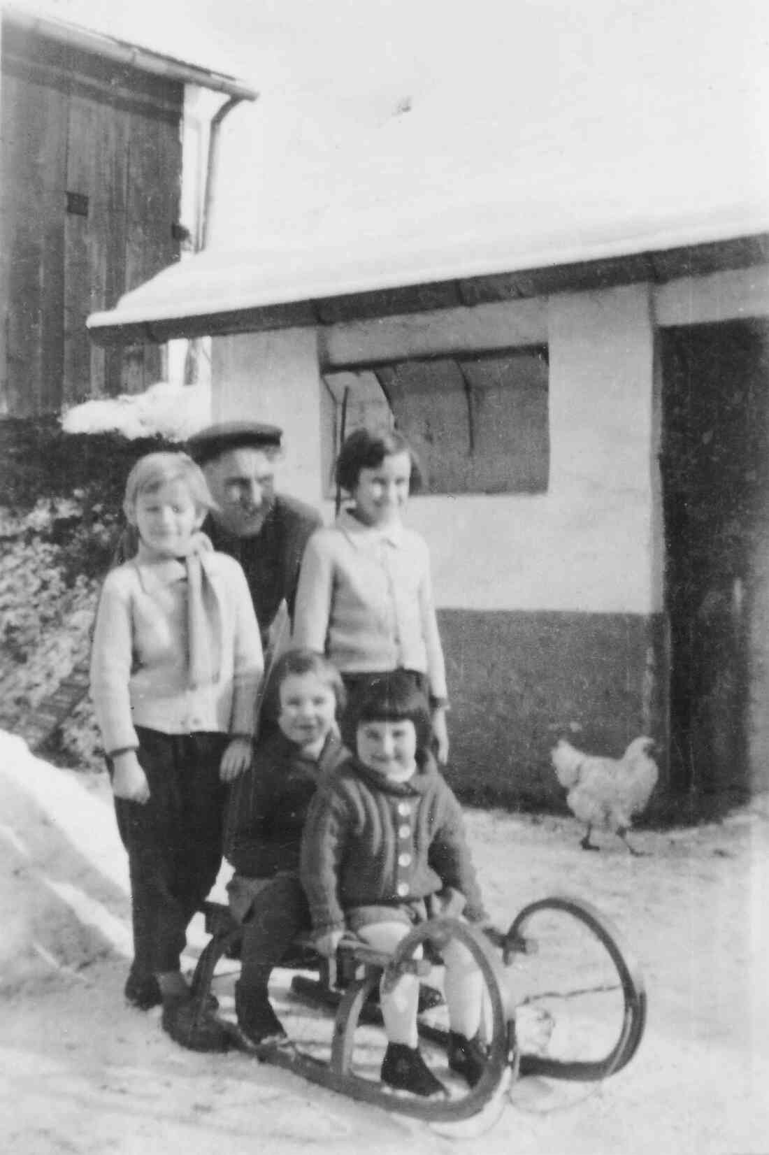 Kindergruppe mit Rodel im Winter - Mondgasse 5; // Gangoly/Csifkovits/Ruzsa/Imre