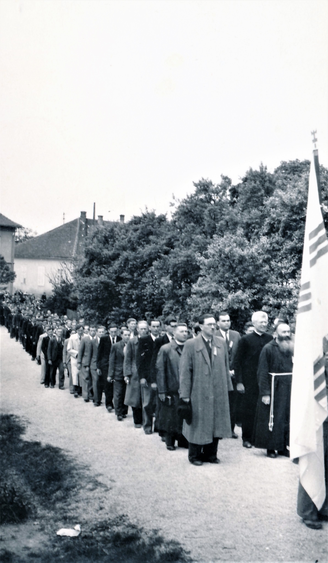 Festzug mit Fahnen der der Kath. Jugend