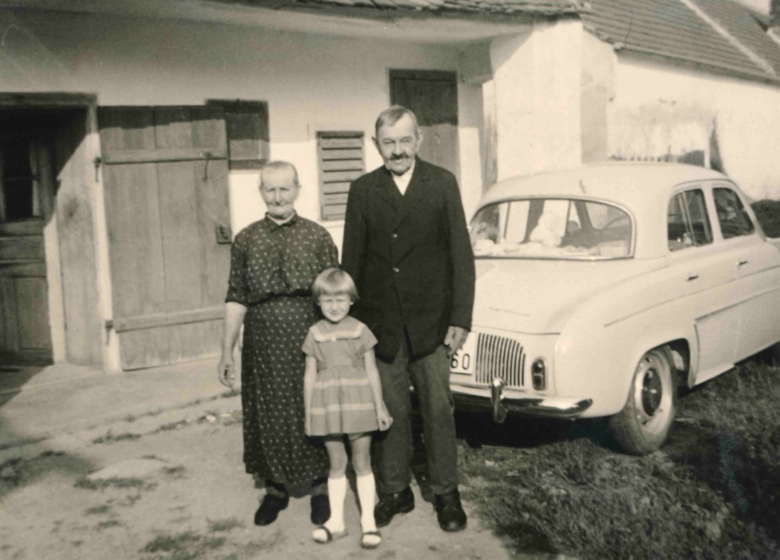 Zsofia Zambo (geb. Böcskör, *1888/+1976) u. Sandor / Alexander Zambo (*1887/+1971) mit ihrer Enkelin Brigitte aus Deutschland