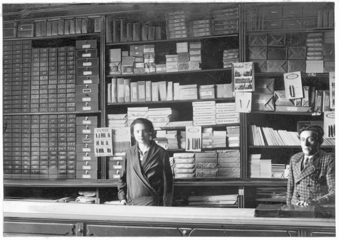 Das damals sogenannte "Papierlager" (Papierhandlung) Friedrich Reiß (Reisz/Reiss) - Ambrosigasse 5 / OW 702 //  Piff/Wölfel