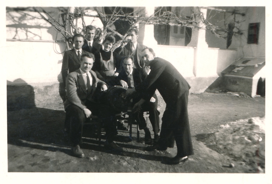 Männerrunde: Gruppe vor den Arkaden im Hof des Gasthauses Zambo (Grazerstraße 71) - Benedek/Radavits/Mohat/Kajdocsy/Zambo