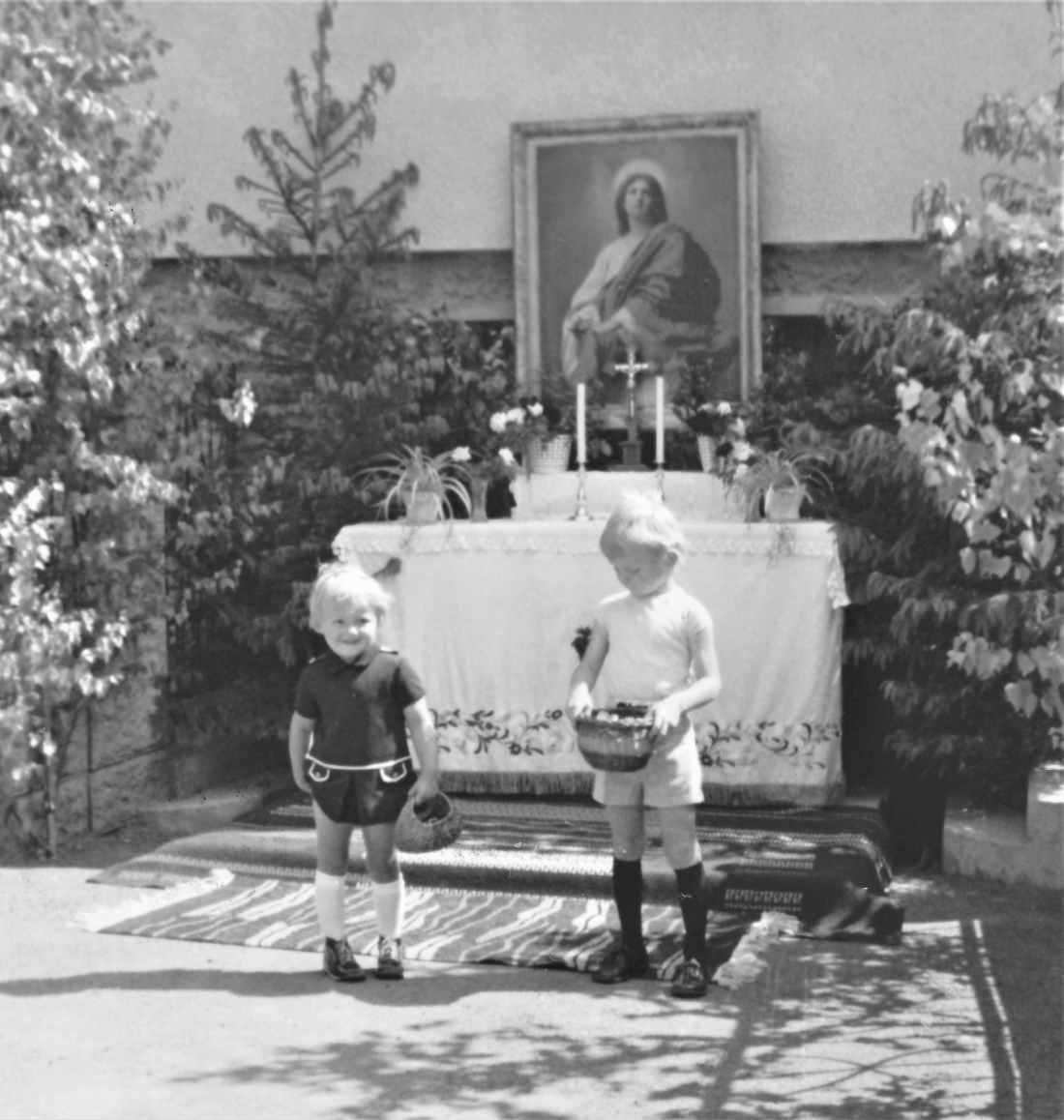 Röm. kath. Pfarre: Fronleichnamsprozession - Altar beim Haus Lonyai (Steinamangererstraße 17)