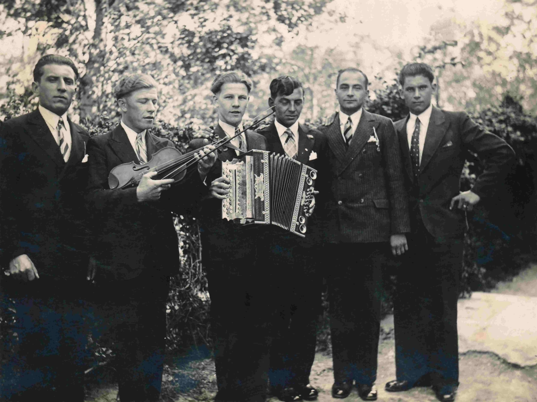 Die Musikanten Michael und Johann Böcskör mit einer Freundesrunde (Männergruppe) - Böcskör/Oswald/Szabo