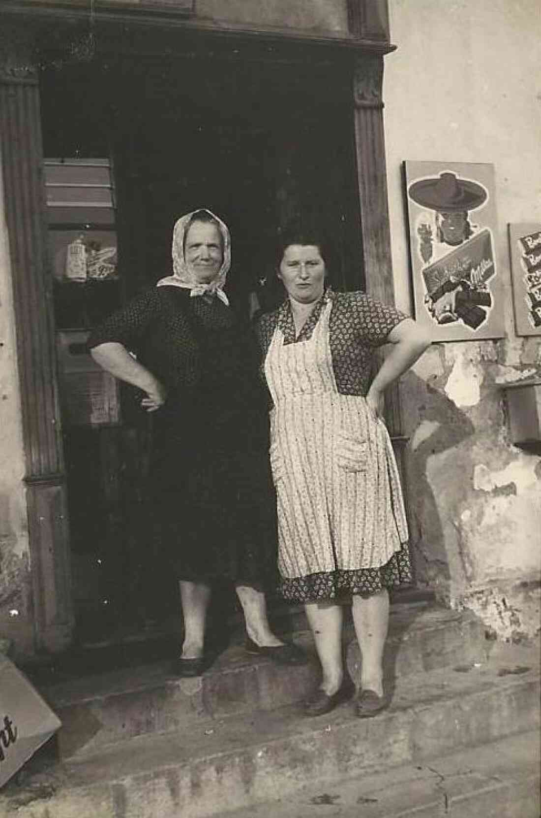 Pongracz Juliane und Racz Aurelia vor der Gemischtwarenhandlung Maria Glatz (Grazerstraße 26)