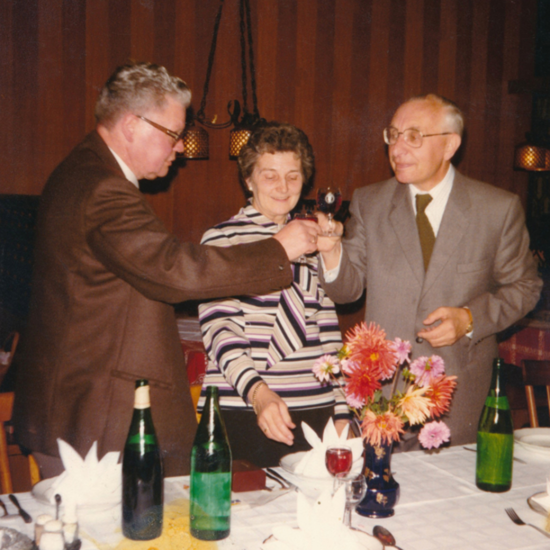 Bezirksgericht: Rechtspfleger in  Außerstreitsachen Josef Chlupac (+1925/+2002) stößt im November 1983 mit Gerichtsvorsteher Dr. Alfred Roscher auf seine Pensionierung an