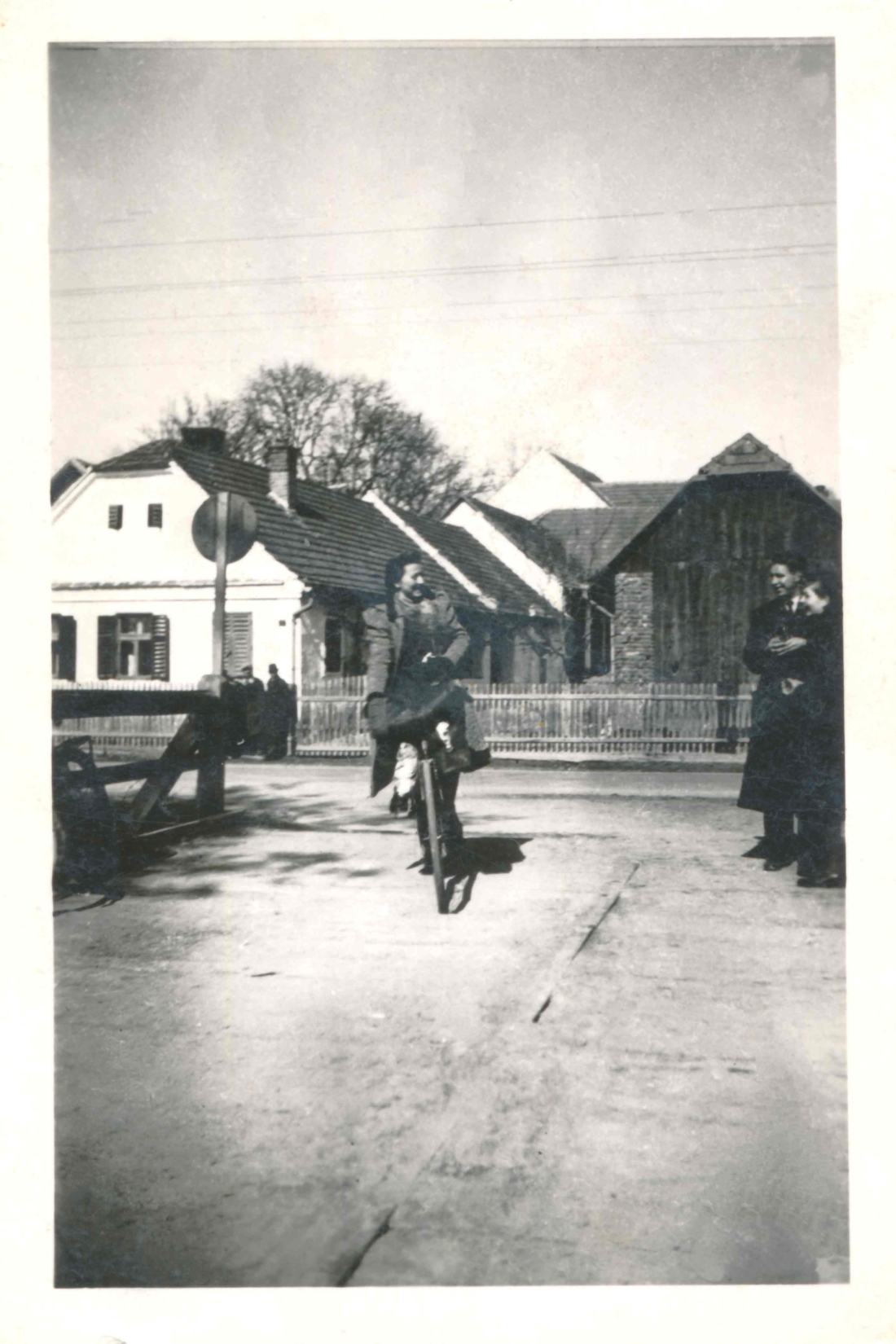 Flotte Radfahrerin auf der Unterwarter Pinkabrücke - Haus Steinamangererstraße 87 (Krautsak/Zsamar)