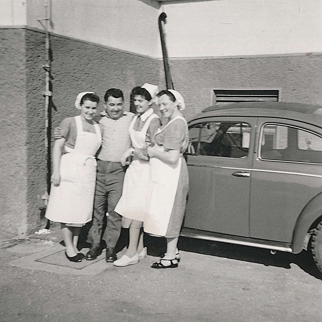 Küchenpersonal und Haustechniker im Krankenhaus (Spitalgasse / heute Dr.-Emmerich-Gyenge-Platz) - Somogy/Folkensteiner/Horvath/Engelmeyer