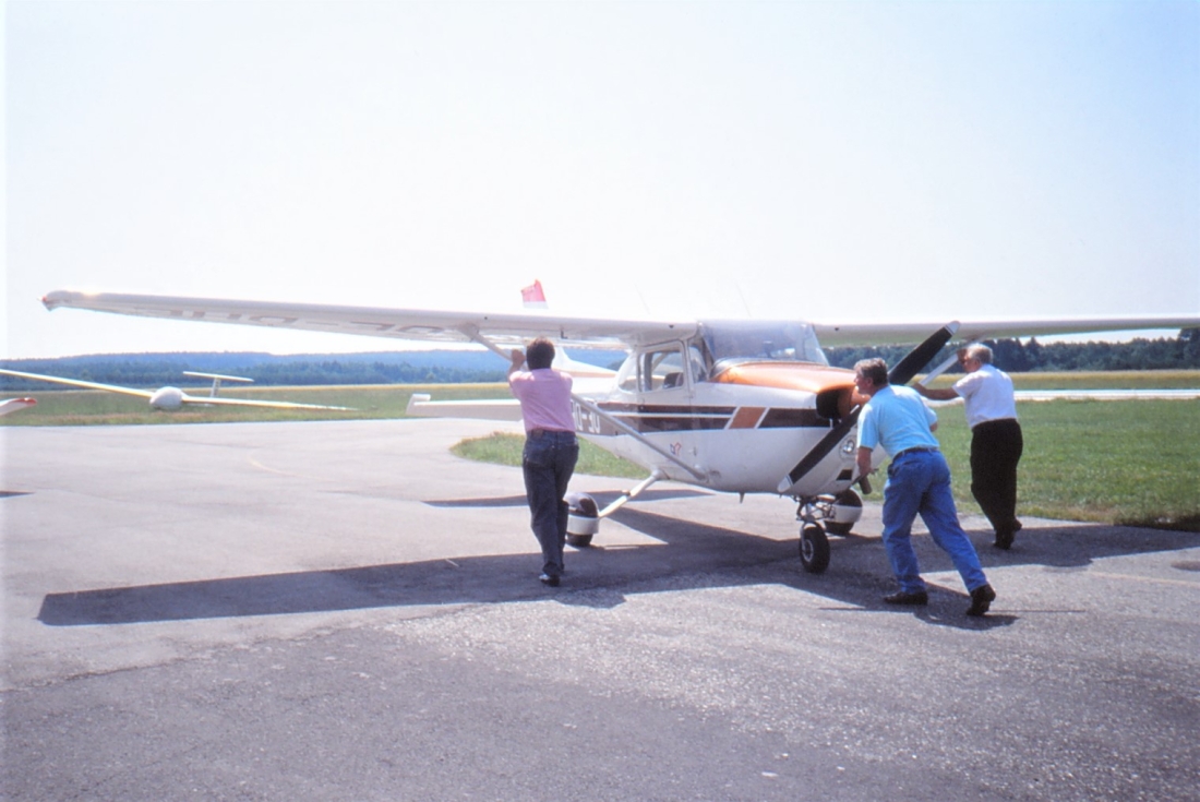 St. Martiner beim Start zu den Flugaufnahmen vom Ort (Mirtl/Mikovits)