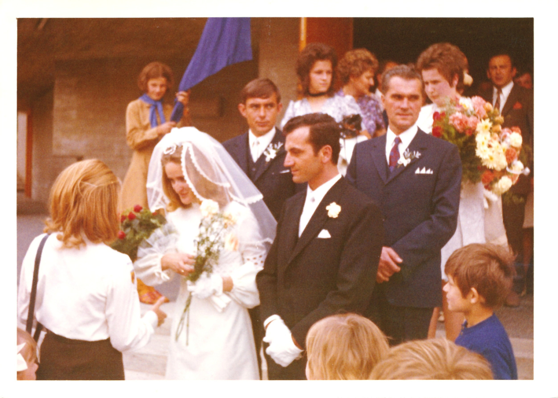 Hochzeit Elisabeth Tölly und Otto Pomper - Gratulationen vor der Kirche (Jungschlager/Tölly)