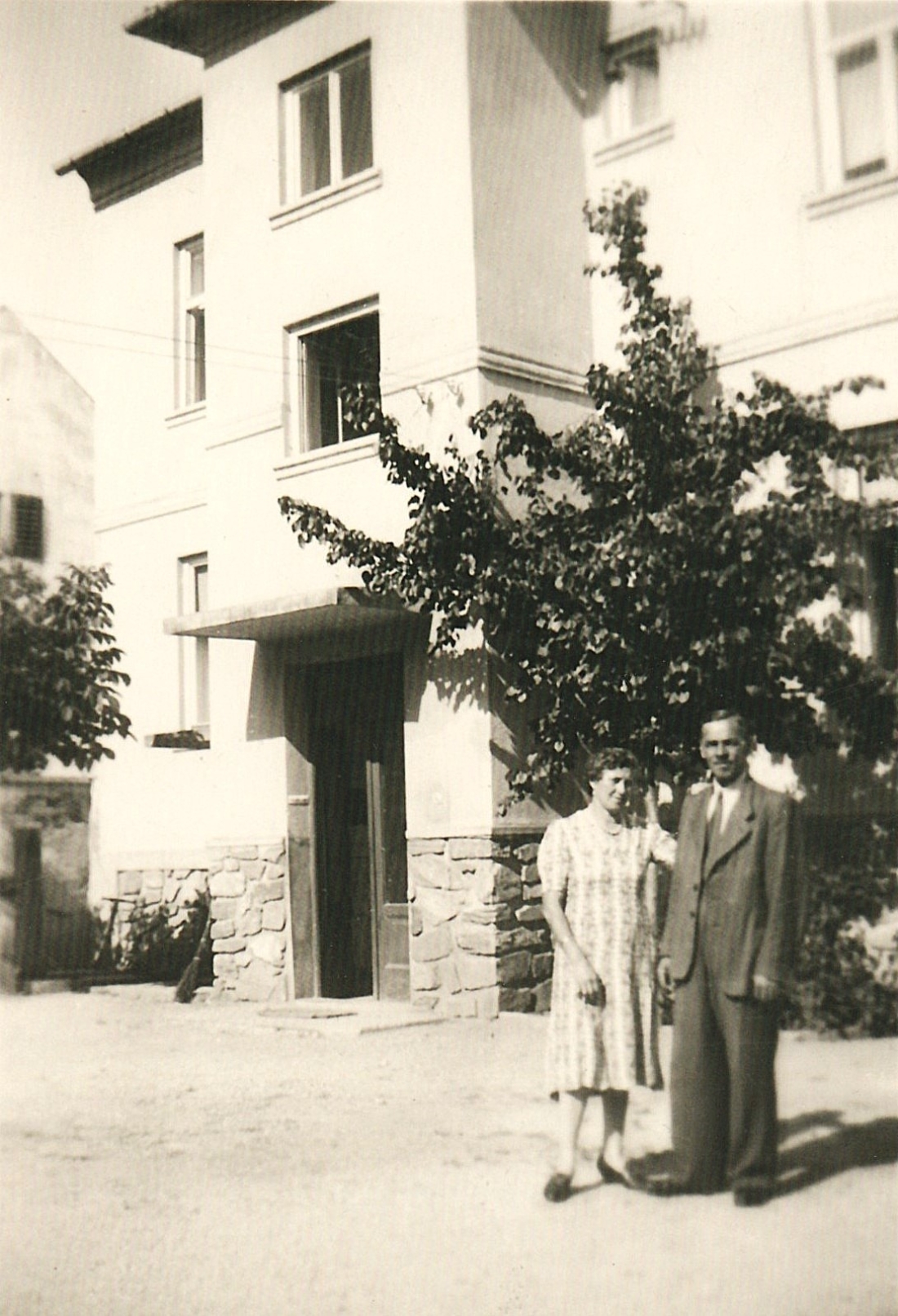 Elisabeth Gangoly (geb. Kantor, *1897/+1976) und Alexander Gangoly I. (*1896/+1979) im Hof des Hauses Wienerstraße37