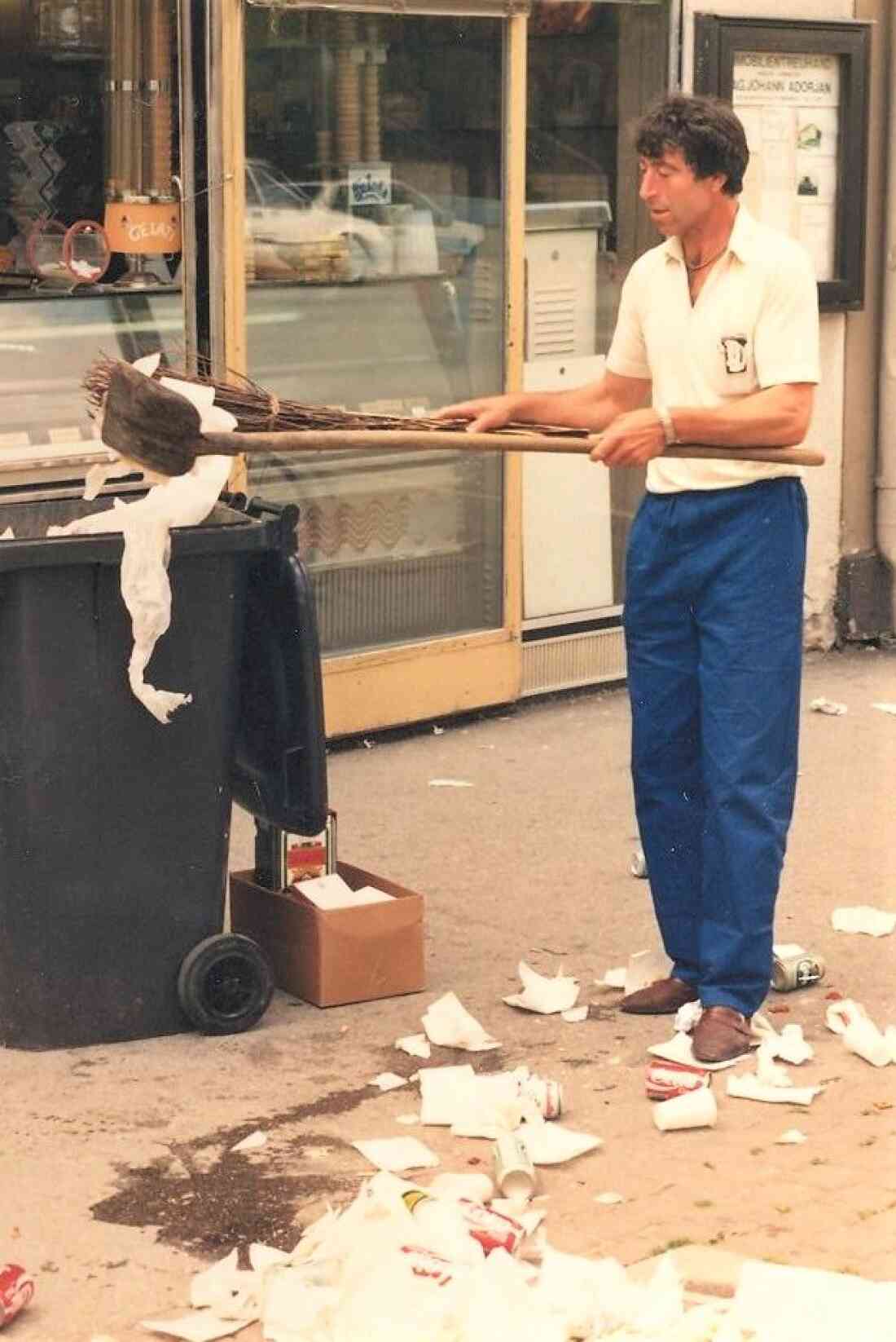 Wochenmarkt: Otto Szabo kehrt den Gehsteig im Bereich eines Würstlstandes