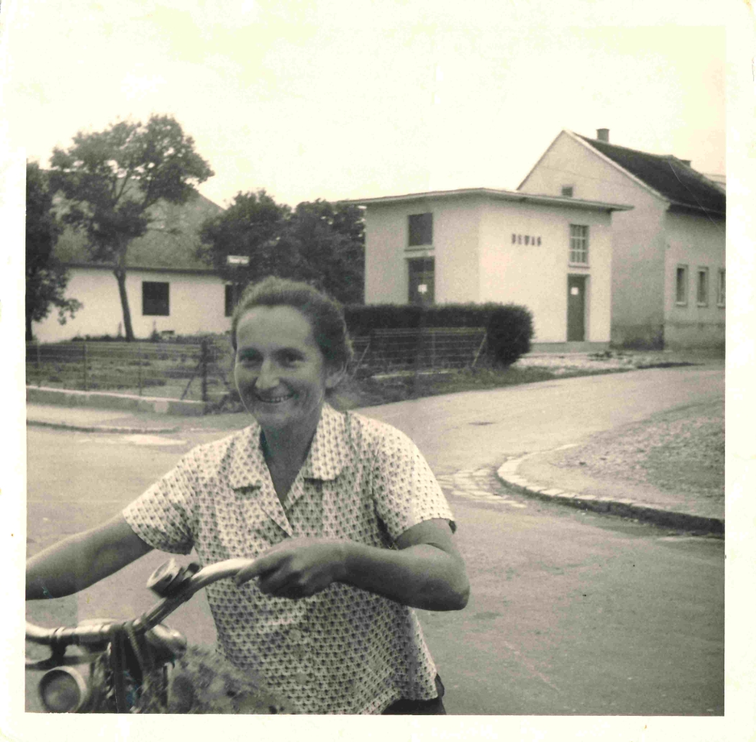 Lidia Adorjan (verh. Sterniczky, *1936) - unterwegs mit ihrem Fahrrad an der Kreuzung Grazerstraße/Raimundgasse