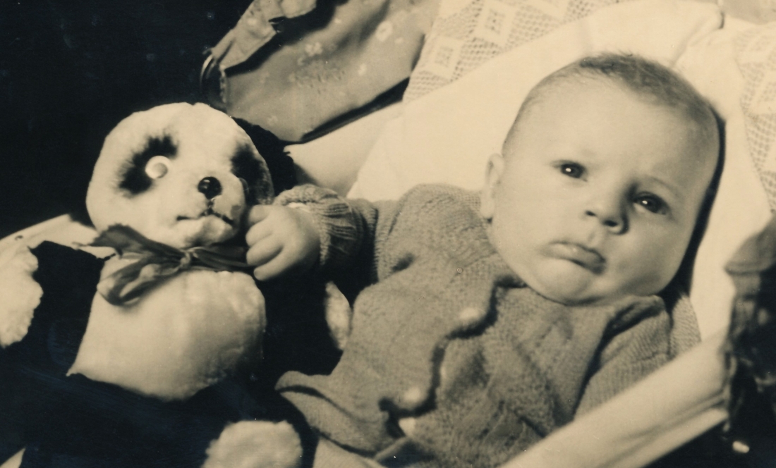 St. Martin: Julius Ratz (*1949) als Baby mit Teddy