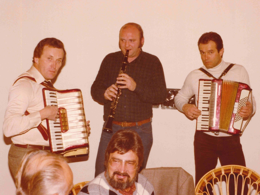 Drei Oberwarter Musikanten bei einem Ständchen - Hadek/Wertner/Falb/Weinhandl