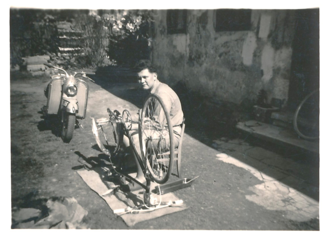 Hermann Pal (*1941/+2007) beim Fahrradservice
