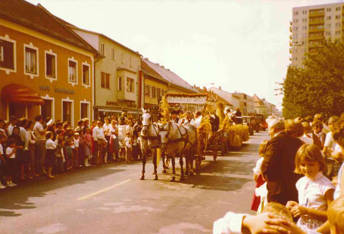 Bezirkserntedankfest: Umzug entlang der Wienerstraße und des Hauptplatzes vor den Gebäuden Cafe Wagner, Moden Stieber usw.