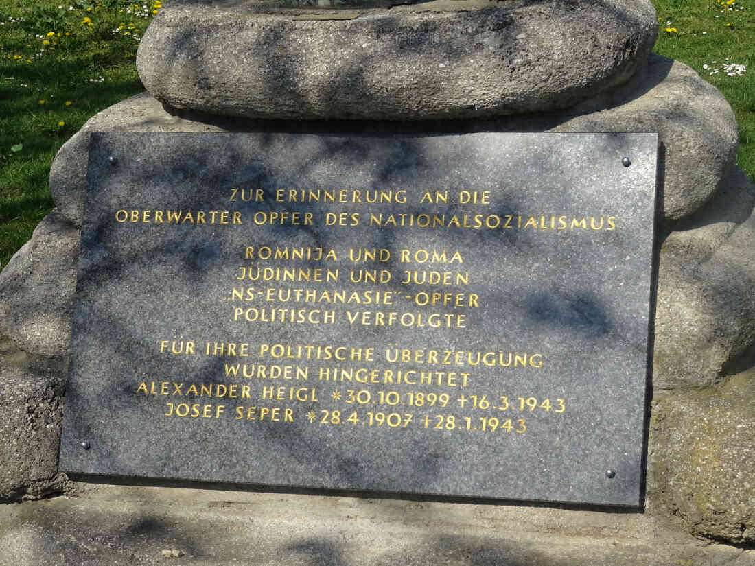 Neue Gedenktafel auf dem Mahnmal für die Oberwarter Opfer des Nationalsozialismus im Stadtpark - angebracht 2013 (Roma/Jüdische Gemeinde)