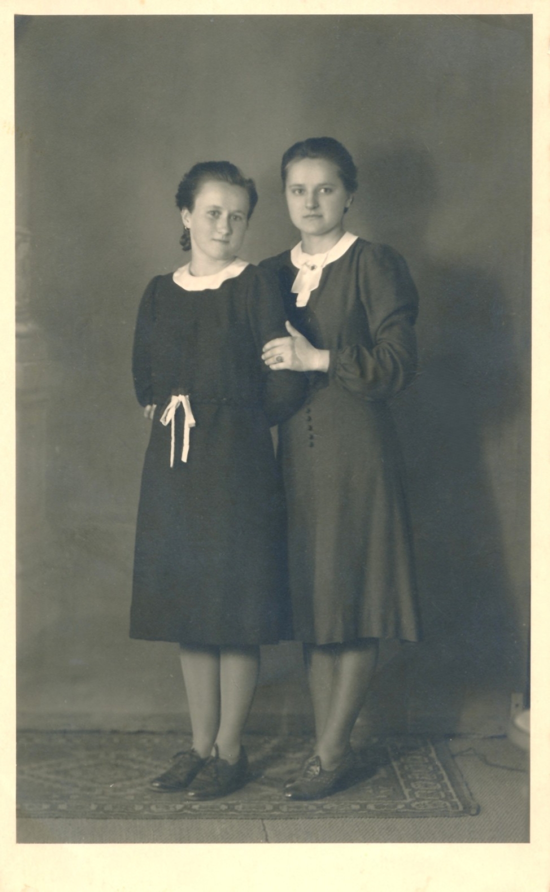 Zwei Freundinnen: Maria Trimmel (verh. Fassl, *1923/*2017) und Maria Gaal (verh. Tölly, *1921/+2011)