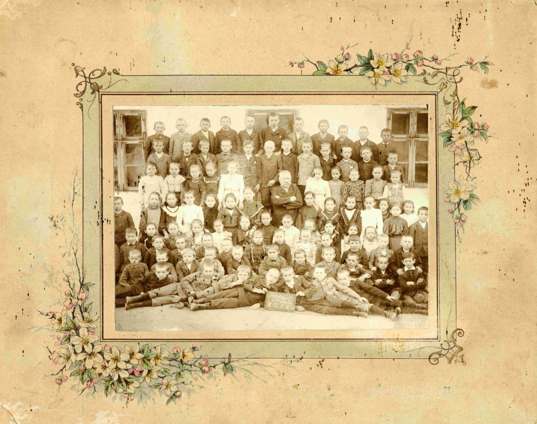2. bis 6. Klasse der röm. kath. Volksschule unter Lehrer Josef Luka (*1851/+1917)