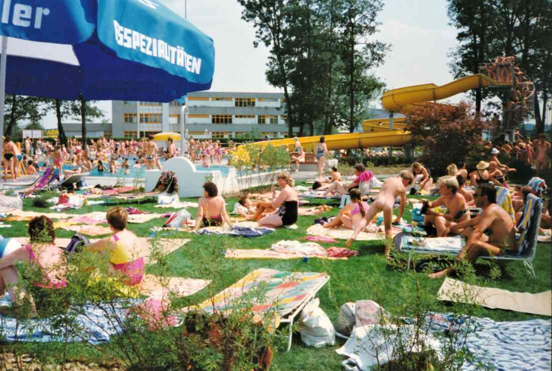 Freibad / Schwimmbad (Badgasse 6): Badetag nach der Eröffnung -Umbau und der Neugestaltung 1990