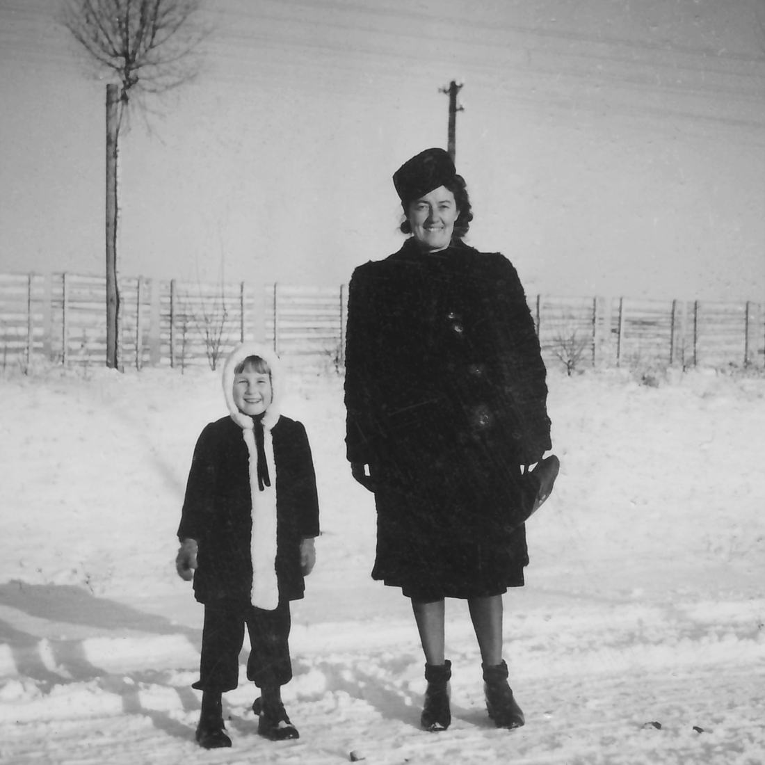 Mutter Martha (geb. Stoi, *1905 / +1995) und Tochter Herta (verh. Morawitz, *1937/+2025) Zimmermann