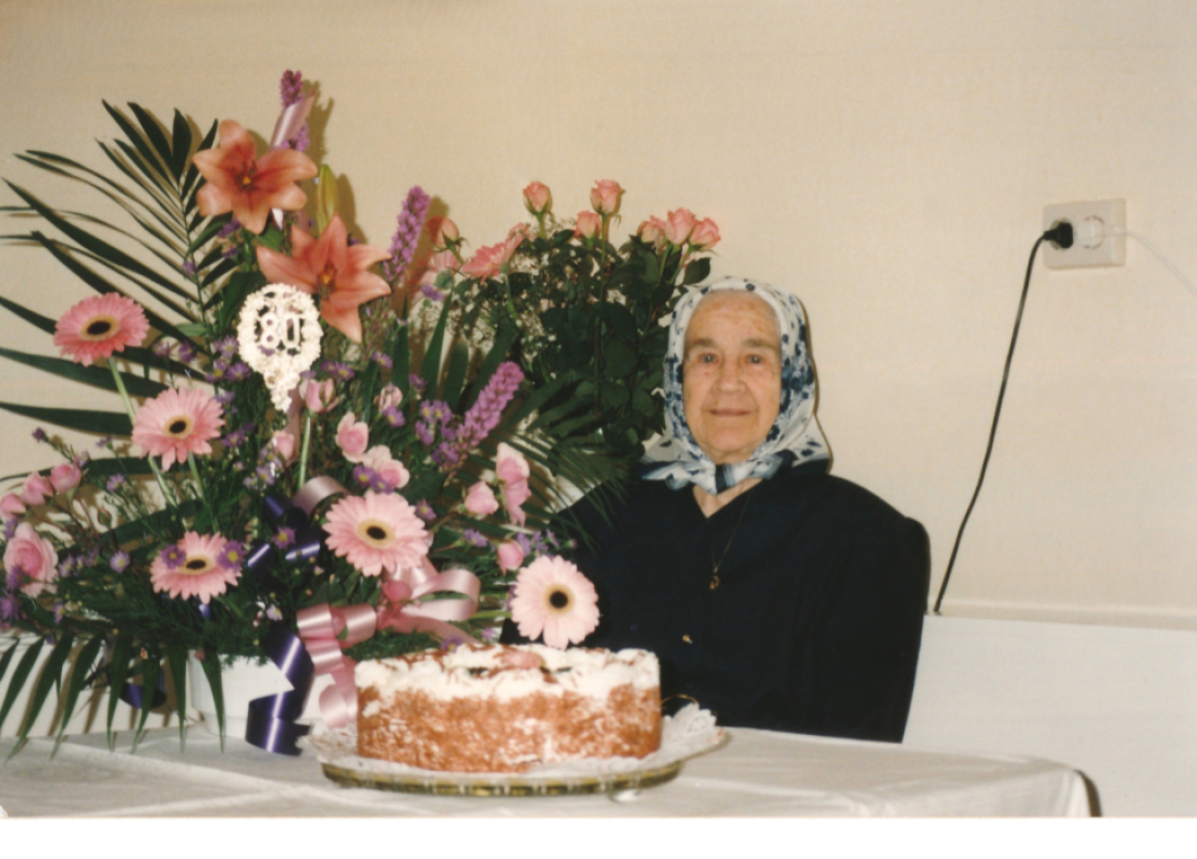 80. Geburtstag von Rosa Körper (geb. Nemeth, *1916/+2000) mit dem damals noch üblichen Kopftuch  - St. Martin 36 / Oberwarterstraße 47