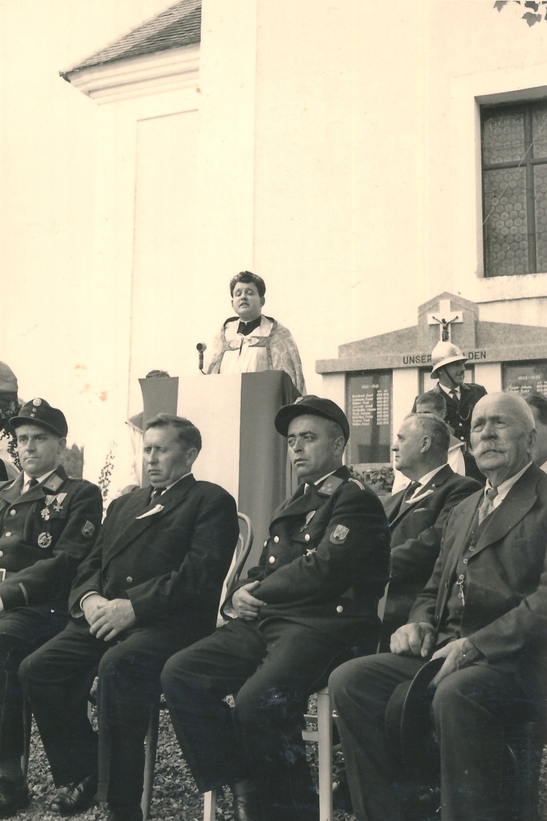 60 Jahre Freiwillige Feuerwehr St. Martin: Spritzenanhängerweihe - am Rednerpult Kaplan Josef Herowitsch (Pleyer/Stelzer/Weichselberger/Korbadits)