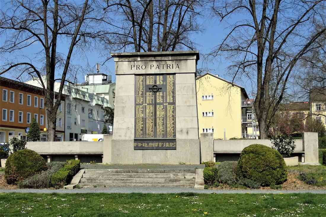 Kriegerdenkmal im Stadtpark - Link zur Liste der Gefallenen