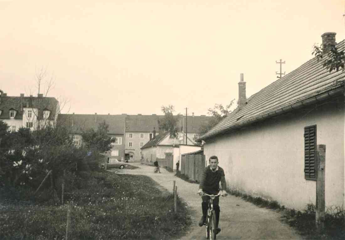Heutige Lannergasse mit dem Eingang zum Fußballplatz des SCO; - am Fahrrad Ladislaus "Flumi" Böcskör