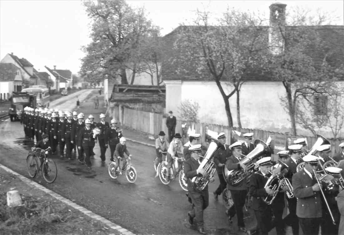 Stadtkapelle Oberwart: Marsch am 1. Mai vor dem Haus Miklos (Grazerstraße 30)