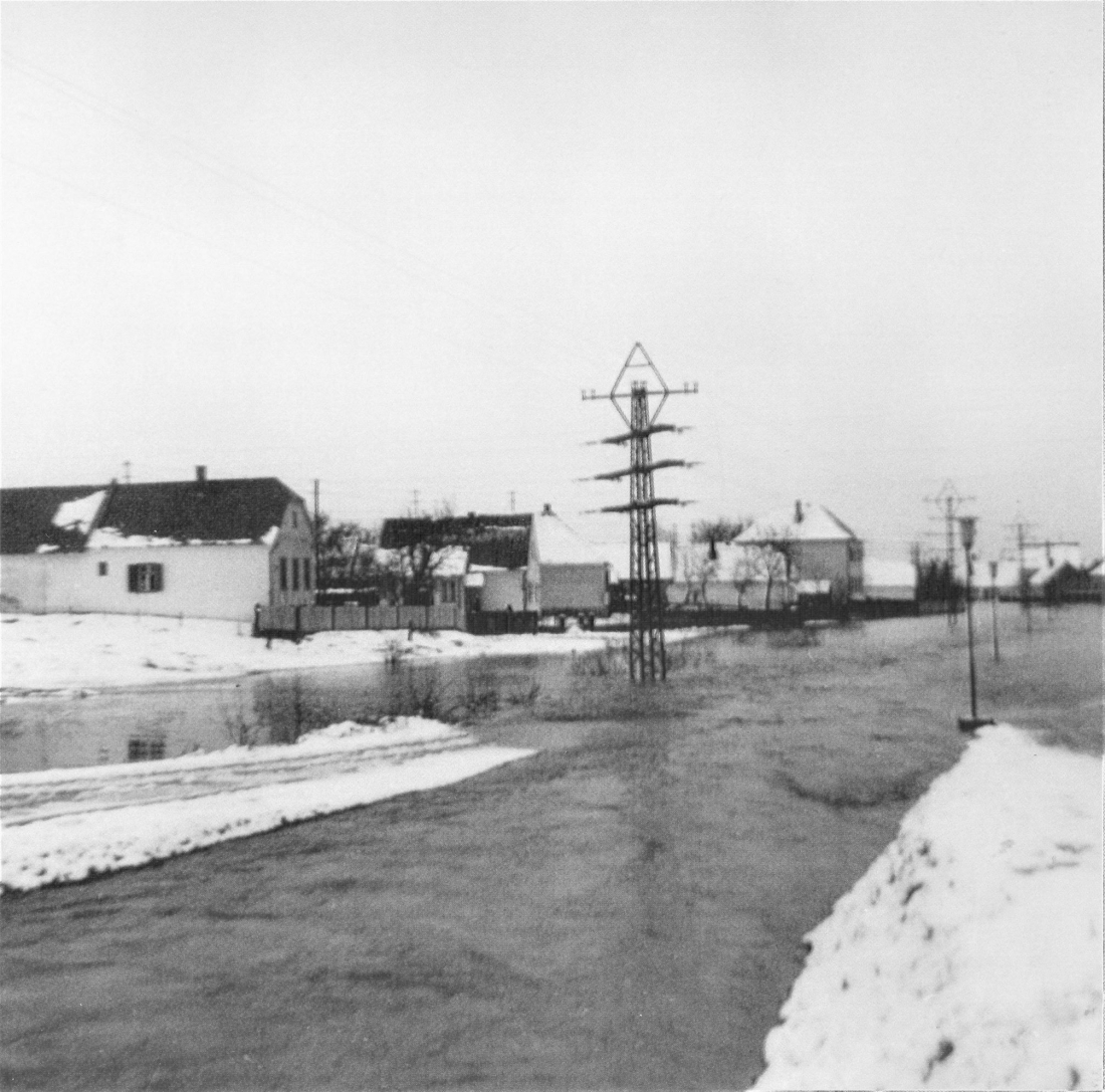 Hochwasser am Wehoferbach 1965: Blick ca. vom Standpunkt Rechte Bachgasse 73 gegen SO