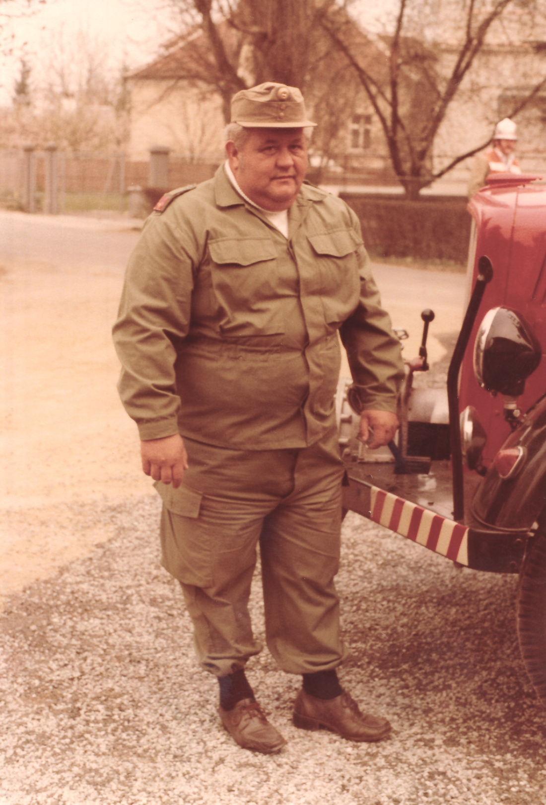 Feuerwehrmann Hermann Pal (*1941/+2007) vor dem Opel Blitz (Pump- und Mannschaftswagen)