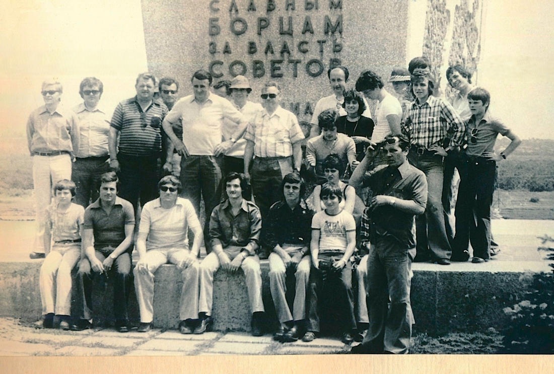 Stadtkapelle - Gruppenfoto im Zuge der Konzertreise nach Kischinow (Moldawien/UdSSR) vor einem Kriegerdenkmal in Bendery