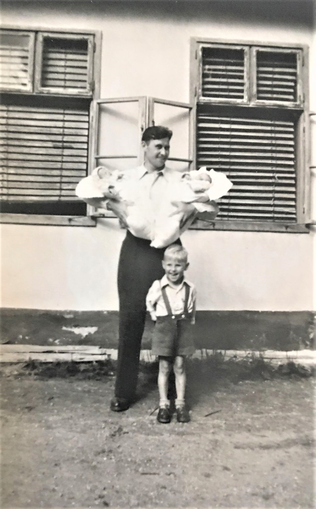 Die "Kurz-Buam" mit dem stolzen Vater Julius Kurz (*1922/+1993) - Johann Straußgasse 7