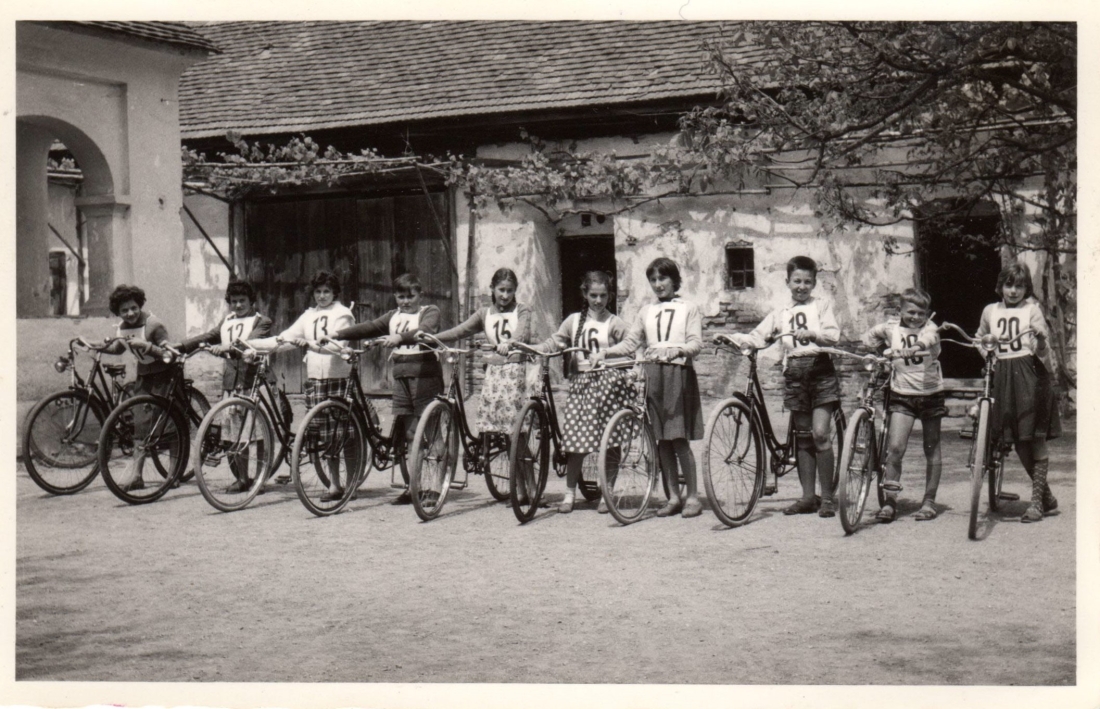 Fahrradprüfung im Hof der reformierten Schule (Ref. Kirchengasse 9)