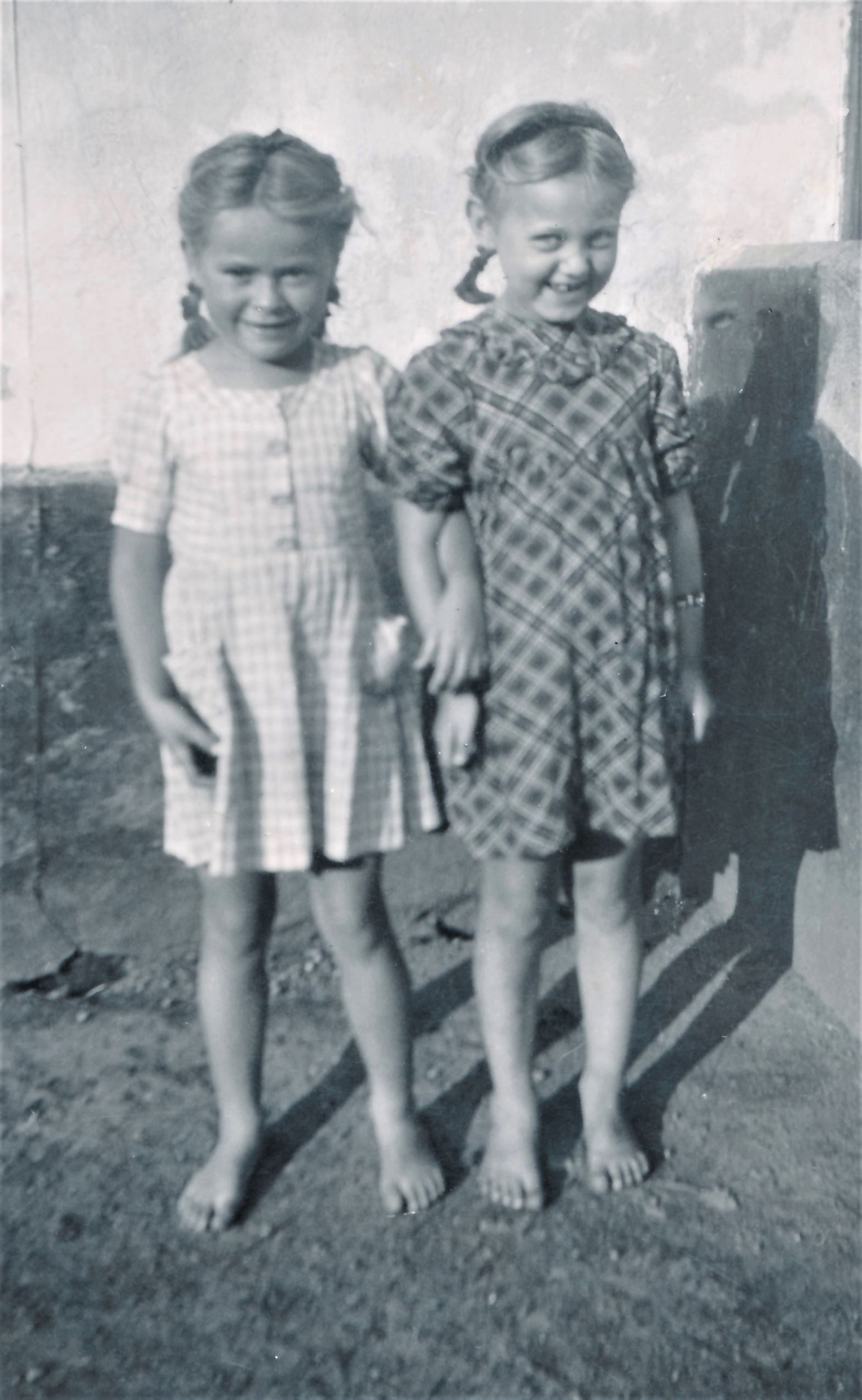 Zwei Freundinnen: Irene  Benedek ( verh. Gangol) ) und Julianna Benkö (verh. Topler) im Hof des Hauses Grazerstraße 88