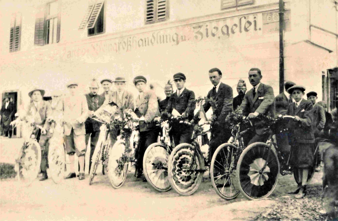 Feuerwehr: Geschmückte Räder und ihre Fahrer (Hasler/Palank) zum 1. Mai vor dem "Schwabhaus" - ehemals Weinhalle und Weingroßhandlung sowie Ziegelei Josef Zambo (OW 66 / Steinamangererstraße 75) - Palank/Hasler